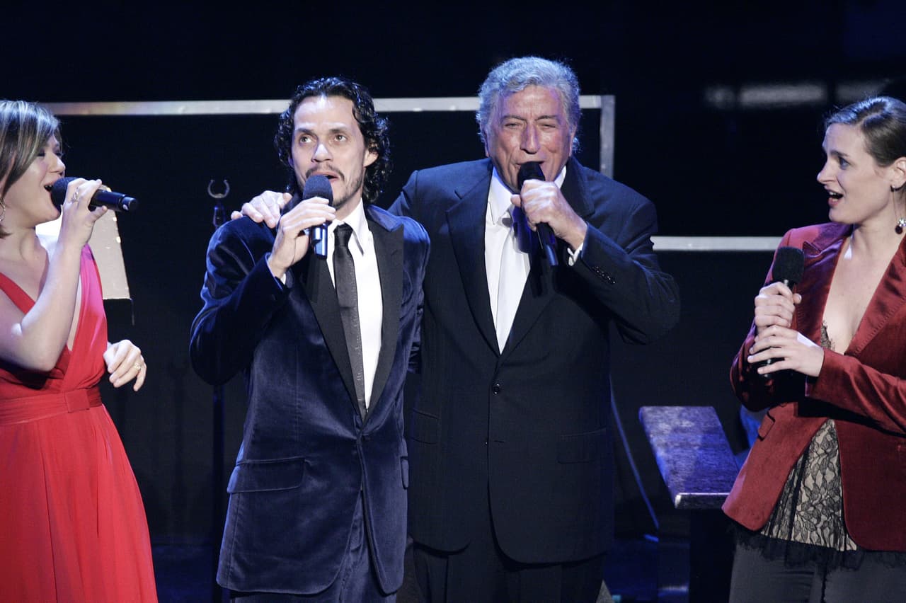 24. El 9 de noviembre de 2006 particpó en 'Singers and Songs Celebrate Tony Bennett's 80th', en este momento tan especial compartió escenario con el lenegadario músico. La gala contó con varias estrellas invitadas.