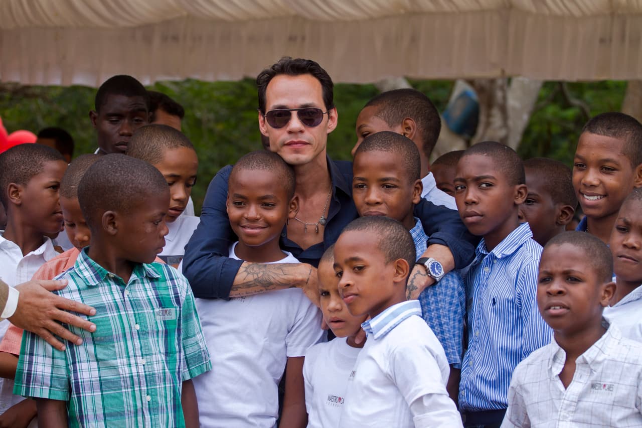 33. En 2012 creó, junto con el empresario Henry Cárdenas, la fundación Maestro Cares, la cual tiene el propósito de aportar calidad de vida a jóvenes huérfanos de América Latina.