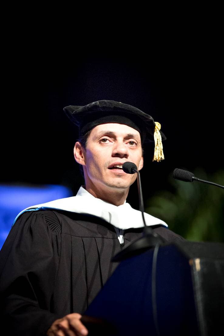 38. Su aportación a la música ha sido tan reconocida, que en 2013 recibió Doctorado en Arte por el Ringling College of Art and Design de Florida. Tal logro emocionó tanto al cantante, que no paró de manifestarlo en redes sociales.