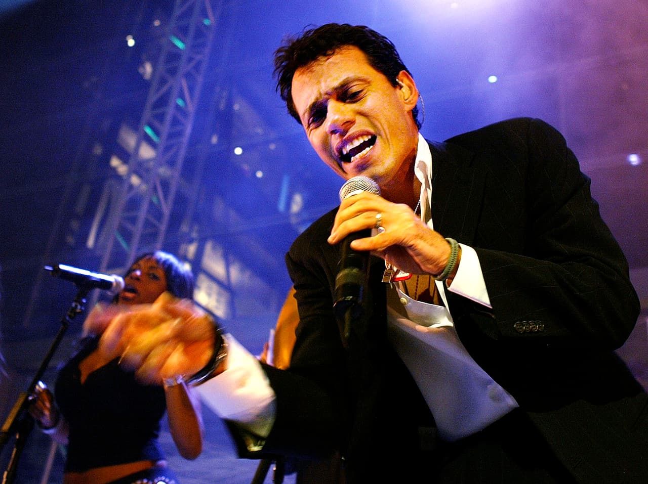 16. ¿De qué mas puede estar orgulloso Marc? Pues de estar incluido en el Libro de Record Guinness, pues se colocó como el cantante de salsa con mayores ventas durante 2001.