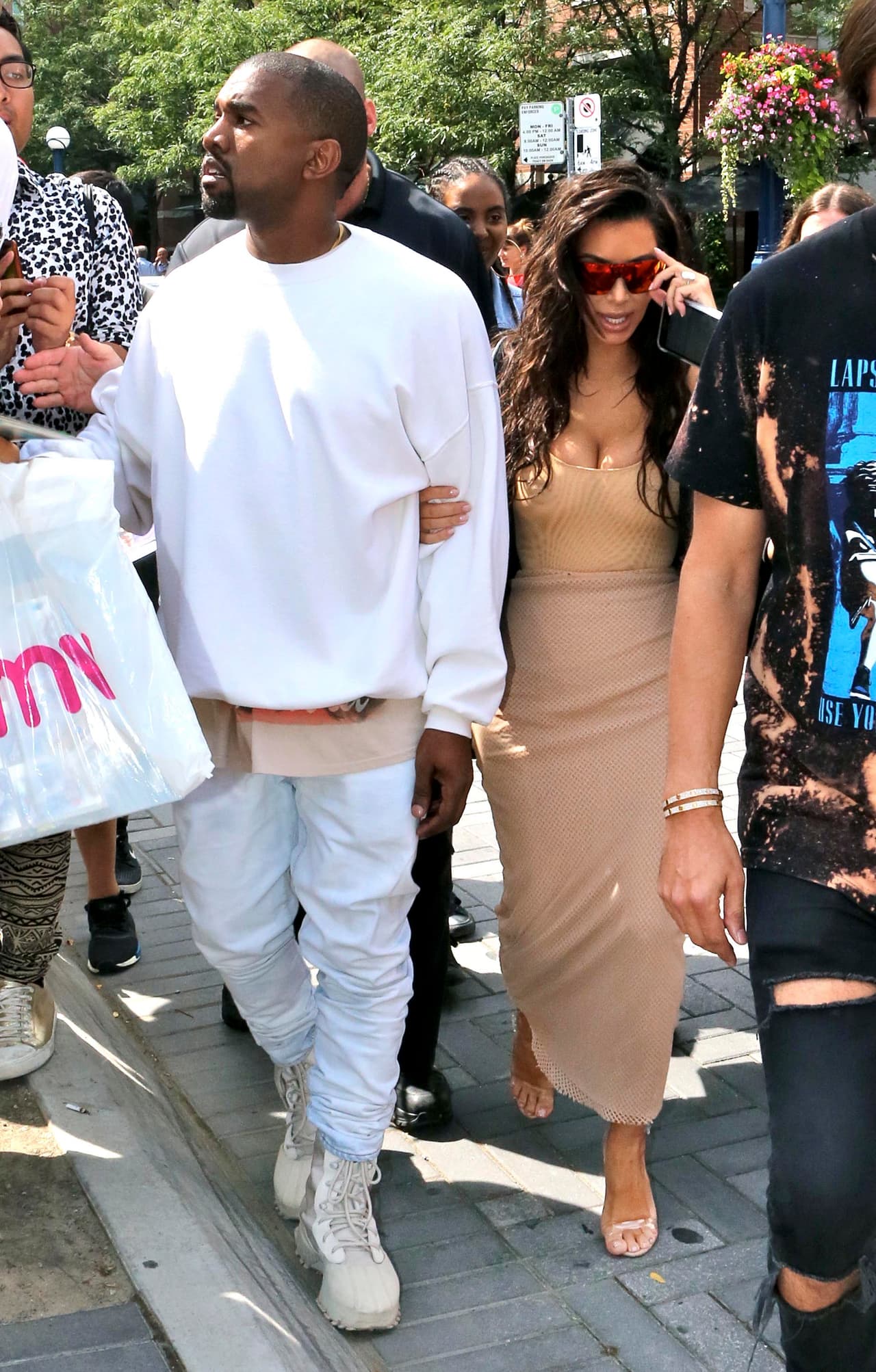 Kanye se molestó y comenzó a discutir con los fotógrafos.
<br>