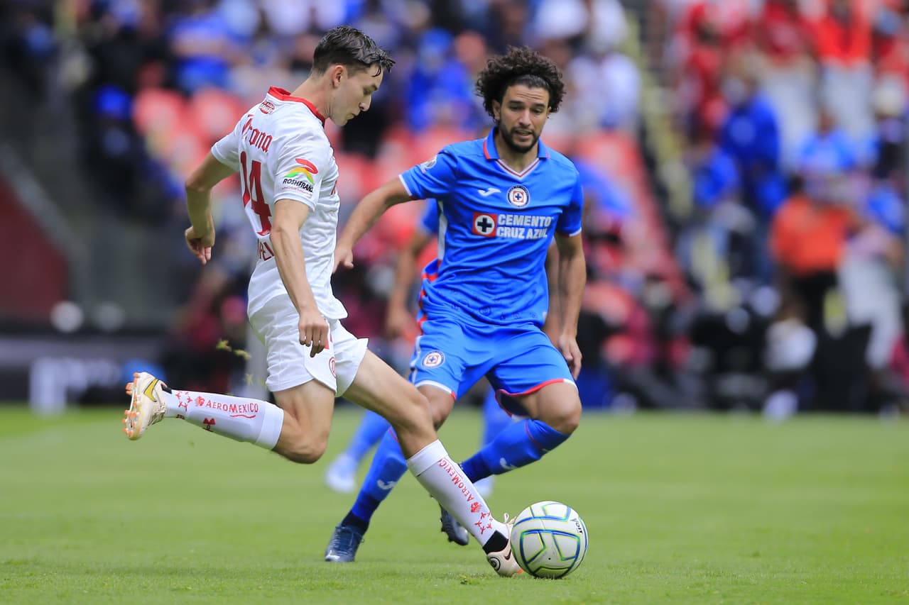 Toluca retomó el liderato del Apertura 2022 al imponerse a Cruz Azul en un partido protagonizado por el arbitraje.