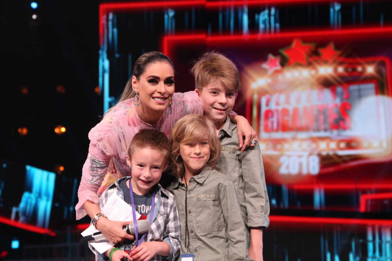 Sin duda Mateo es quien se ha llevado toda la atención esta semana. No solo fue su cumpleaños, sino que acompañó a su madre en el set de Pequeños Gigantes. Sus hermanastros, Claudio y Alexis, también estuvieron de visita.