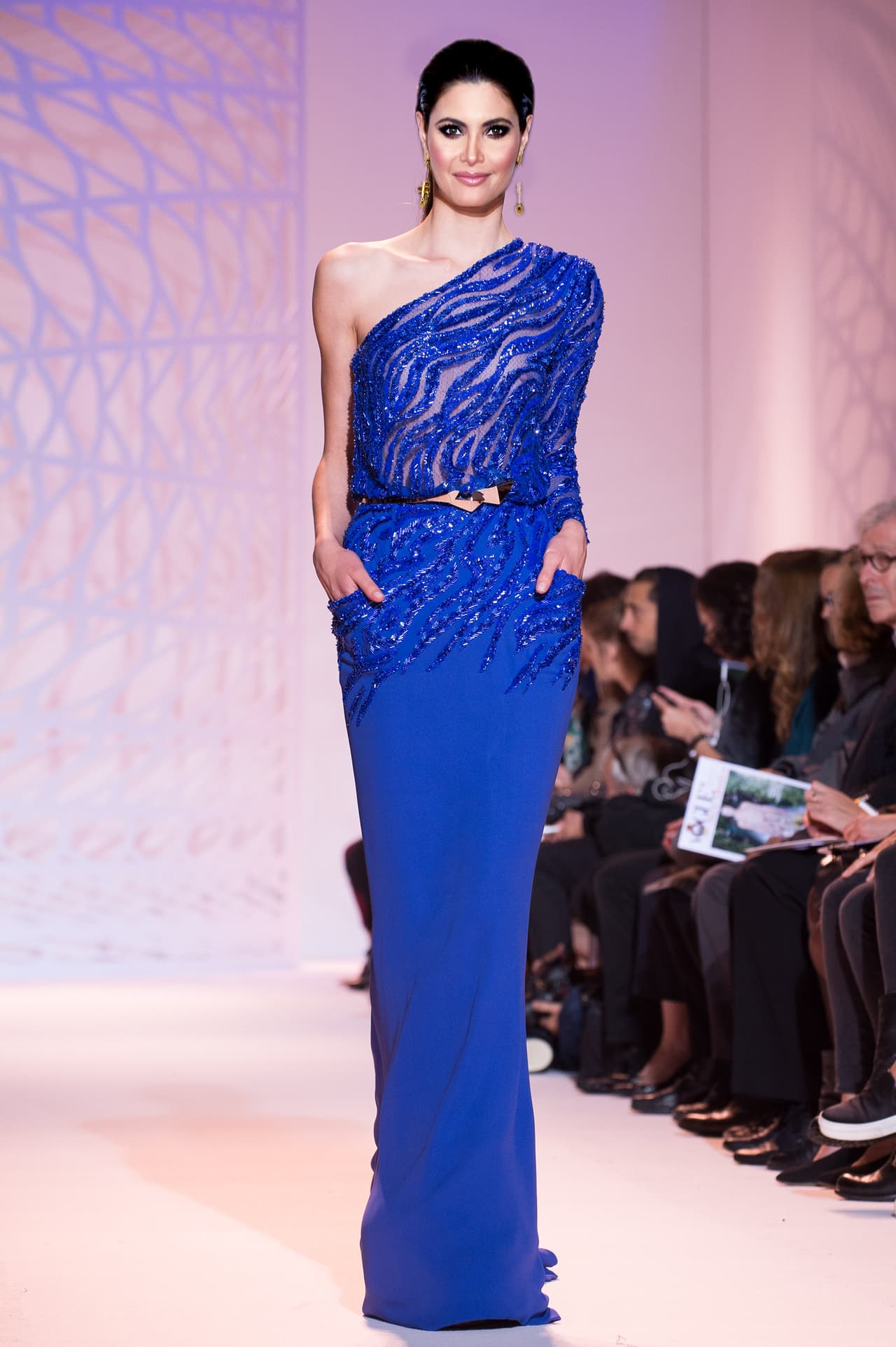 Pero a juzgar por sus apariciones pasadas, Chiquinquirá Delgado quizás no querrá sacrificar el color que tan bien celebra su tono de piel. Entre la paleta de colores fríos que se imponen en esta temporada, un vestido de tono azul adriático podría ser ideal para lucir a la vez elegante y vistosa. Este vestido de un solo hombro de Zuhair Murad, con pequeño cinturón y bolsillos laterales, sería una oportunidad para elevar el estilo de la alfombra roja de los Latin GRAMMY.
<br>