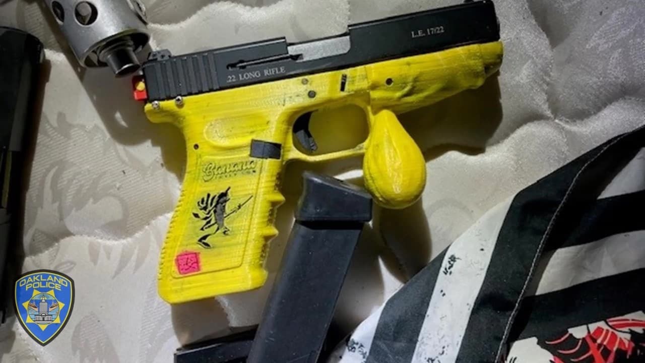 “Los oficiales de patrulla autorizaron una orden de registro para la recuperación de las armas de fuego. Debido a su diligencia, y como resultado directo de su meticulosa investigación, un mínimo de 20 rifles de asalto y pistolas privadas, también conocidas como ‘armas fantasmas’, fueron recuperados desde dentro de la residencia, junto con artículos utilizados para fabricar las armas fantasmas”, señaló la policía.
<br>