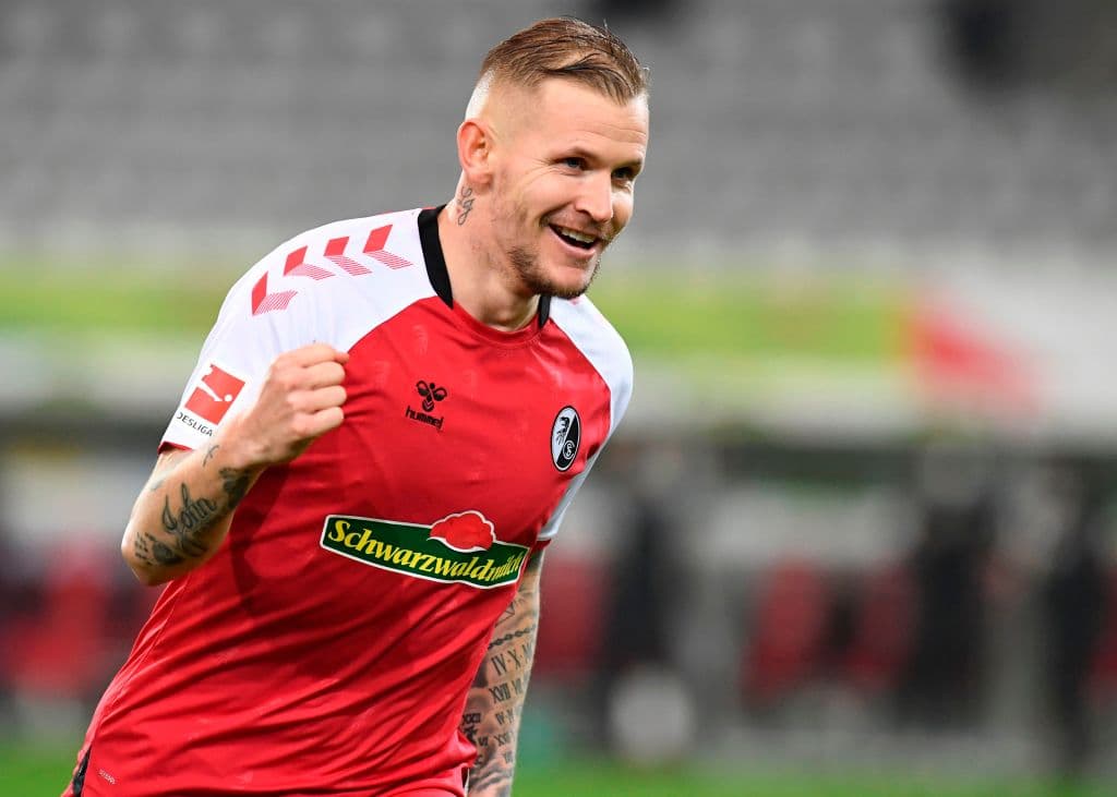 Friburgo le hizo la travesura al Dortmund que, por ahora, queda fuera de competiciones de la UEFA. Woo-yeong (49’) y Schmid (52’) marcaron por los locales; Moukoko (76’) descontó para Dortmund.