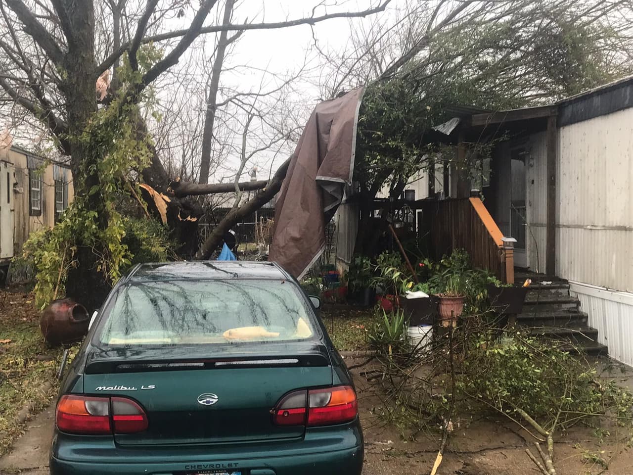 Casas sin techo y arboles caídos fueron algunos de los daños reportados.