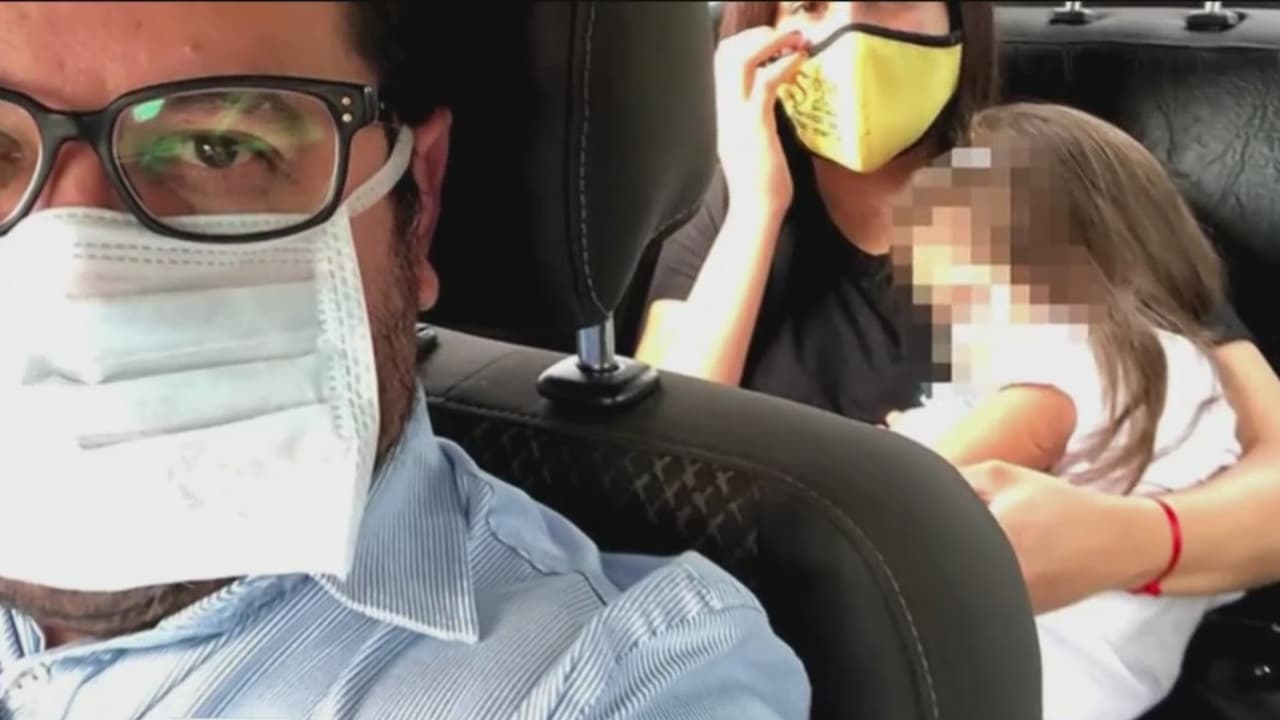 <b>El dramático momento en que le quitan la custodia de una niña a una familia para darla en adopción</b>
<br>
<br>"Fue un golpe muy duro para la familia", expresó un familiar de los padres de crianza, que desde hace 3 años había cuidado a la menor.