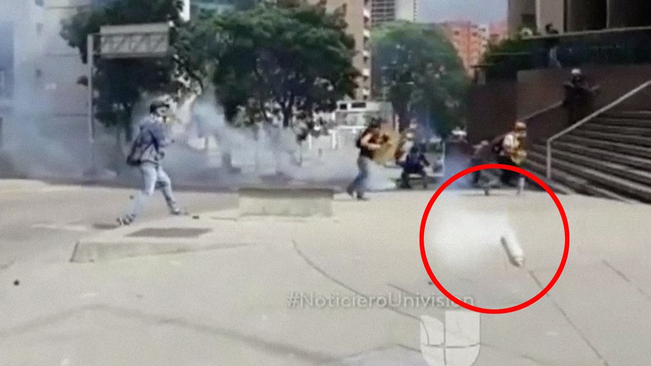 El camarógrafo de Univision Edgar Trujillo fue impactado por una bomba lacrimógena en el pecho el 30 de mayo en Caracas. El objeto fue disparado por un agente de la Policía Nacional Bolivariana en una manifestación opositora. El chaleco antibalas del reportero amortiguó el golpe de la bomba.