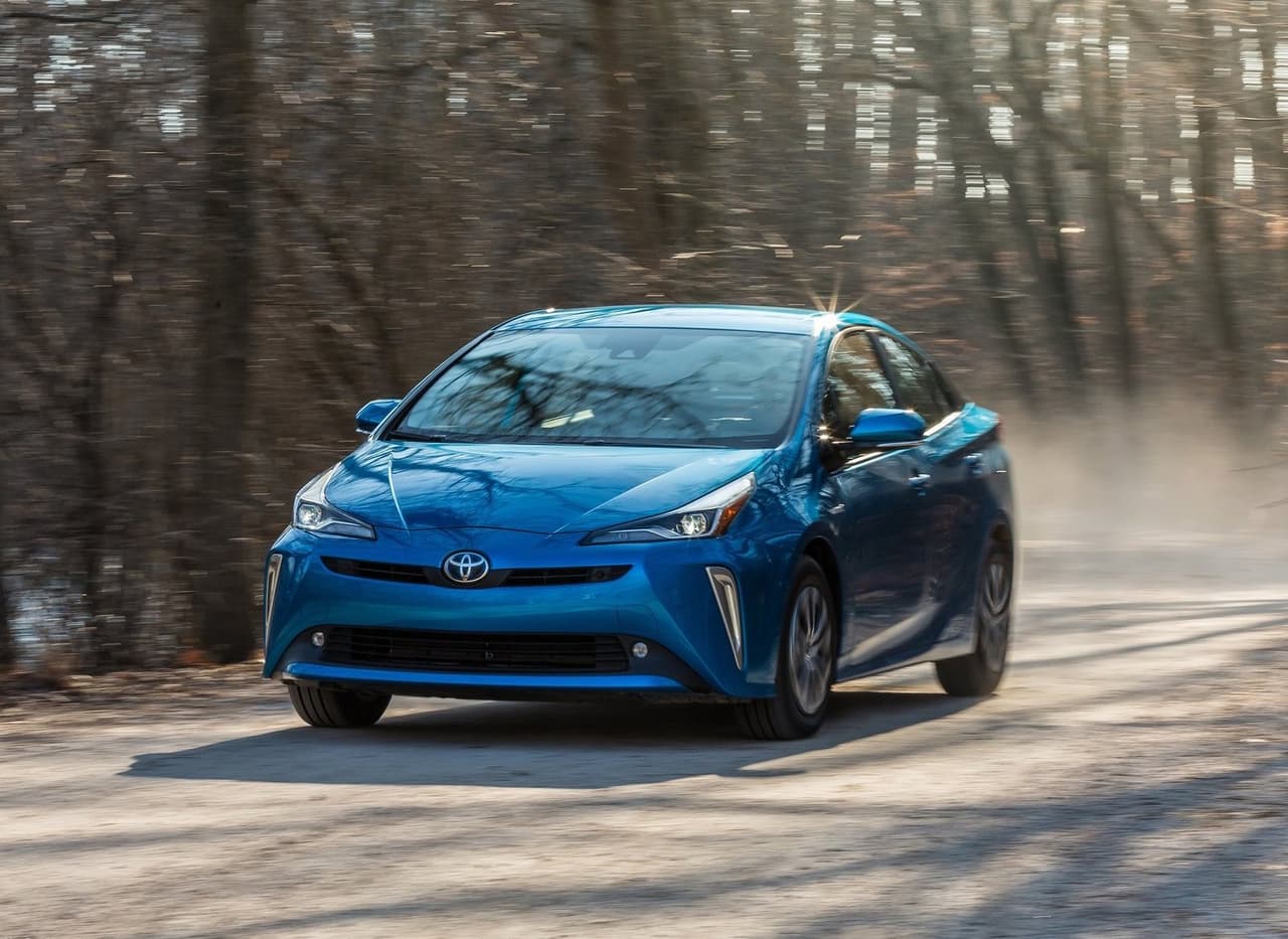 <h3 class="cms-H3-H3"><b>Carro híbrido</b></h3>
<br>
<br>
<b>Vehículo dominante:</b> Toyota Prius
<br>
<b>Porcentaje de unidades vendidas con más de 200k millas:</b> 2.0%
<br>
<b>Comparado con el promedio del segmento:</b> 1.8x
<br>
<br>El Toyota Prius es uno de esos vehículos que atraen a compradores prácticos que desean aprovechar el bajo costo de propiedad debido a su confiabilidad y eficiencia de combustible. El Prius está hecho para recorrer largos trayectos por mucho tiempo.