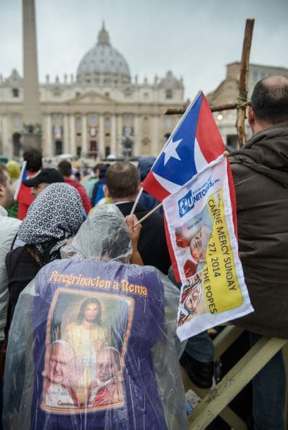 En el momento de la canonización, el papa Francisco dijo que tras deliberar, consultar y rezar por la ayuda divina "declaramos benditos y definimos que Juan XXIII y Juan Pablo II sean santos".