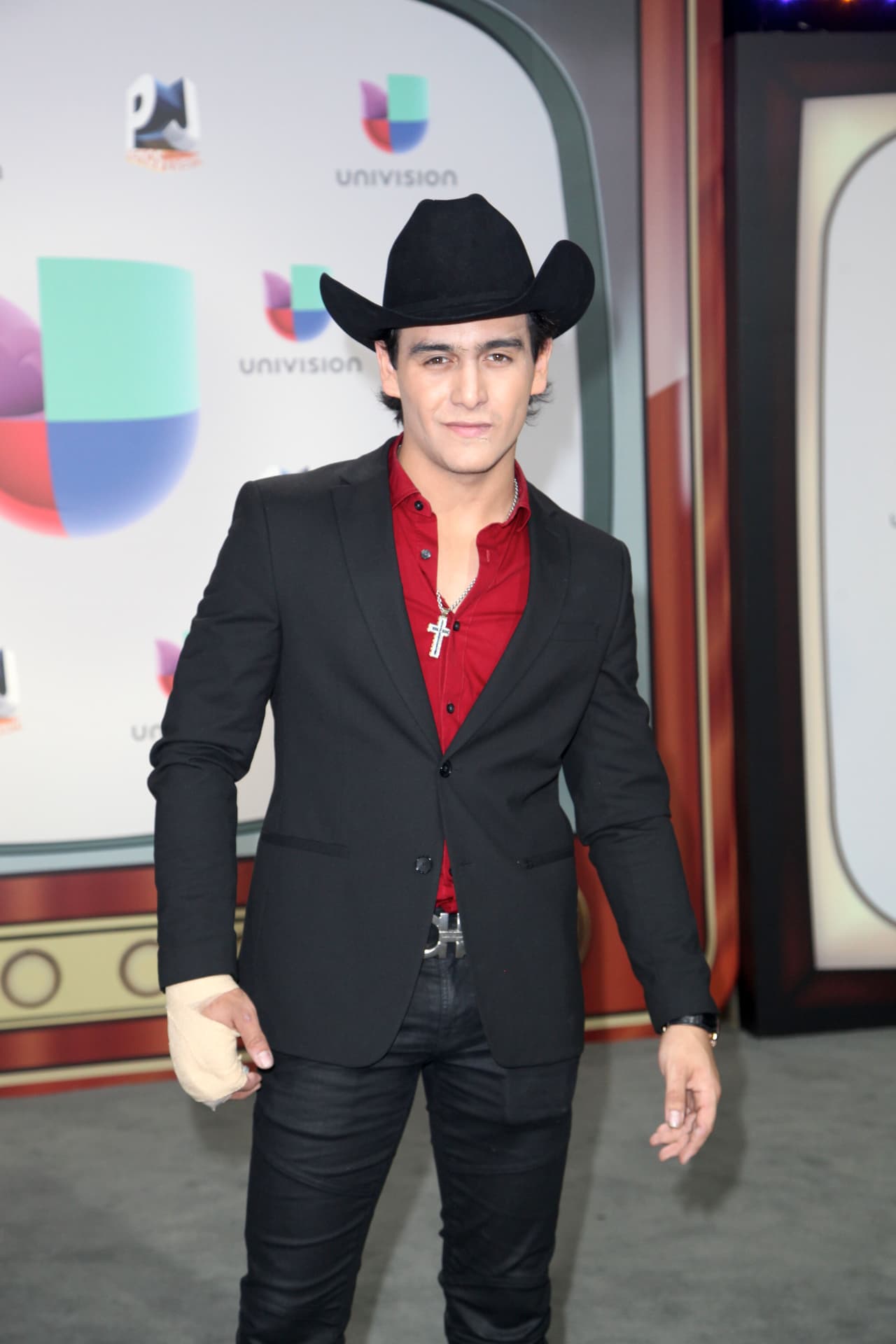 A pesar de que las redes cuestionaron a su progenitora, el cantante minimizó esos comentarios, al saber perfectamente quién es su mamá.