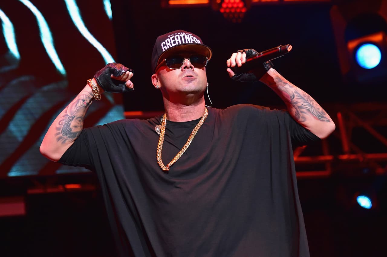 Su colección de gorras con letreros es muy amplia.