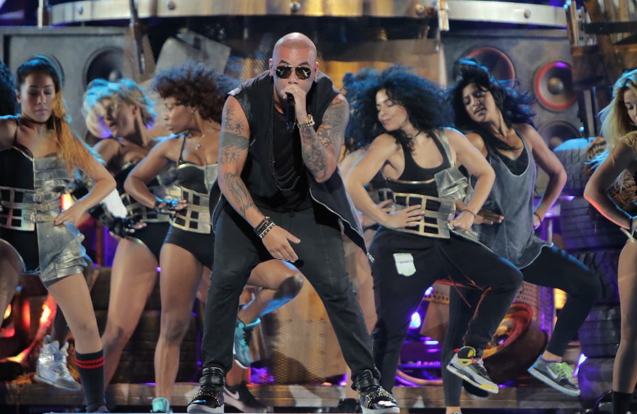 Sin duda alguna, se resalta en la tarima y logra una conexión increíble con su público.