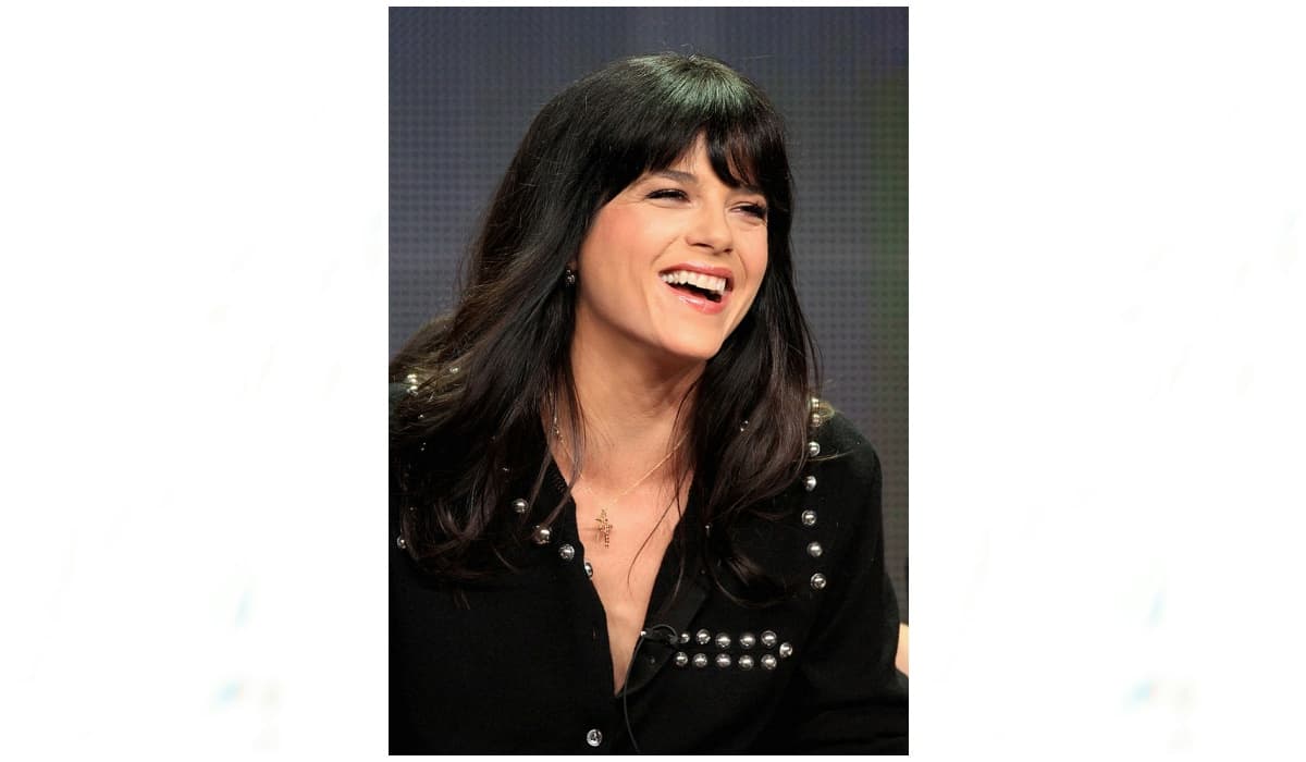 Blair, por su parte, aseguró al mismo medio que Sheen la despidió a través de un mensaje de texto en el que la insultaba y amenazaba para que no se presentara a trabajar al día siguiente. Fue en ese momento en el que decidió salir del proyecto.