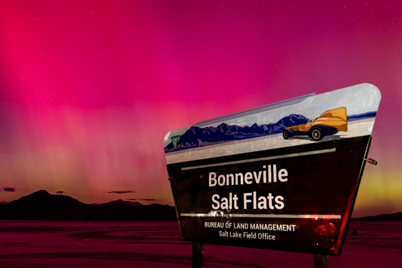 Una tormenta geomagnética iluminó el cielo nocturno con las luces de la aurora boreal sobre las salinas de Bonneville en Wendover, Utah.
