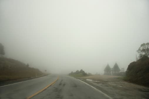 Niebla pudiera afectar el camino a las escuelas y trabajo la mañana del jueves 