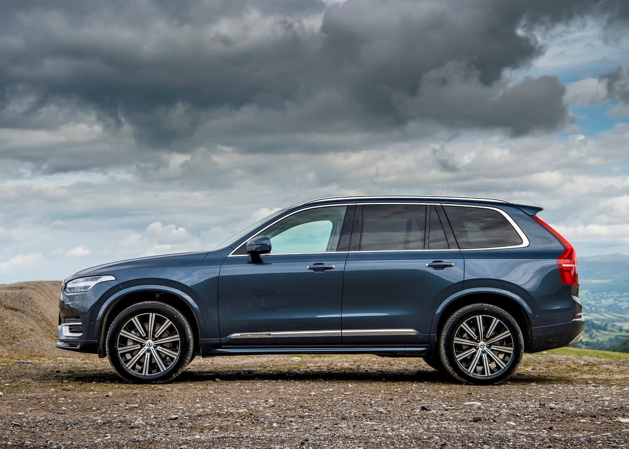 <h3 class="cms-H3-H3"><b>1er. lugar en el segmento de las SUV de lujo con tres filas de asientos</b></h3>
<br>
<br>
<u><b>Volvo XC90</b></u>
<br>
<br>
<b>Puntaje general de iSeeCars:</b> 8.9
<br>
<ul>
 <li><b>Puntaje de confiabilidad: </b>8.8</li>
 <li><b>Puntaje de valor retenido: </b>7.8</li>
 <li><b>Puntaje de seguridad: </b>10</li>
</ul>
<br>
<b>Precio promedio para una unidad con 3 años de uso:</b> $69,384