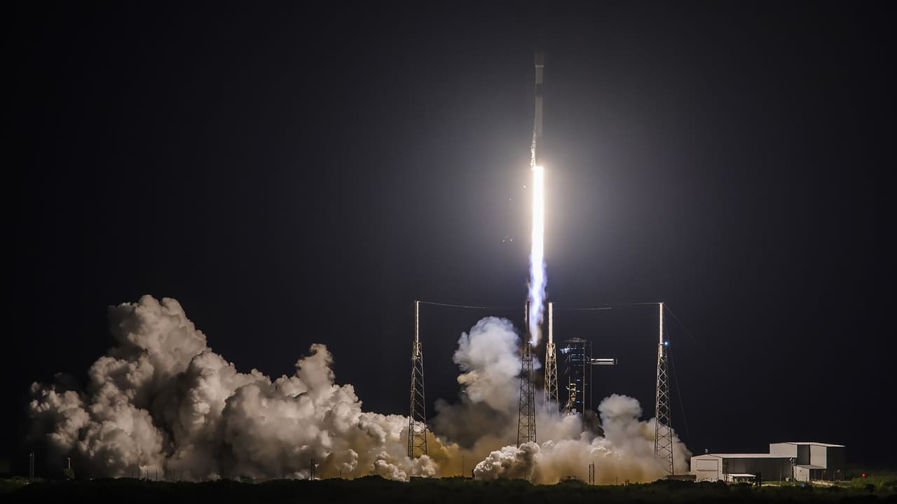 Una fotografía publicada por SpaceX muestra el lanzamiento del Falcon 9, llevando a bordo 23 satélites de Starlink, en su trayectoria hacia el espacio.