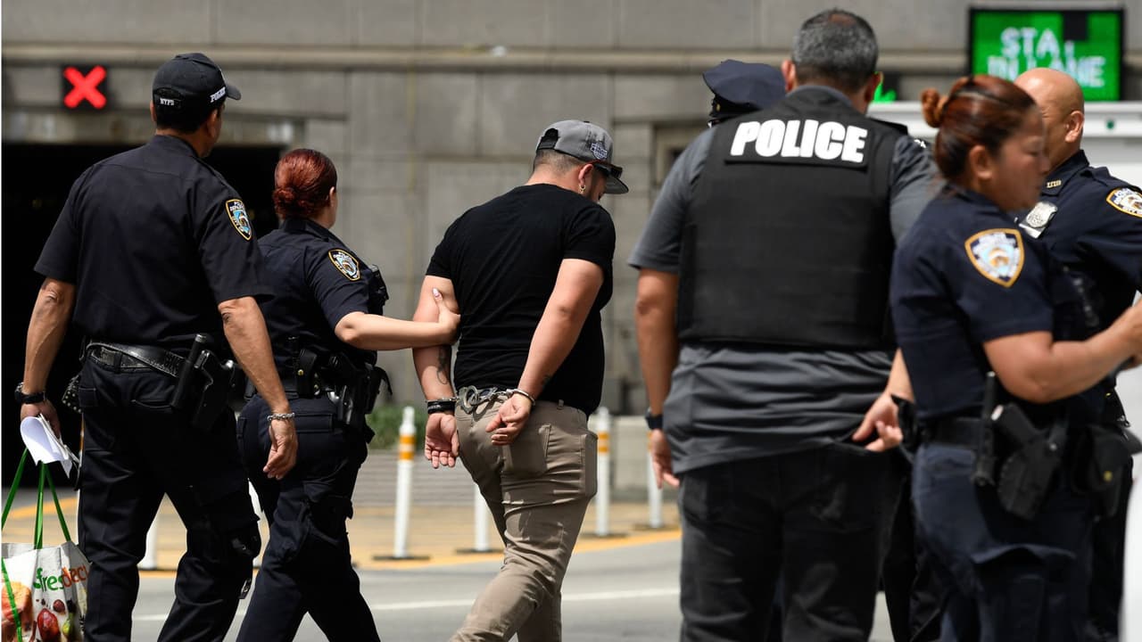 También arrestaron a 13 personas y emitieron 433 citaciones.
<br>