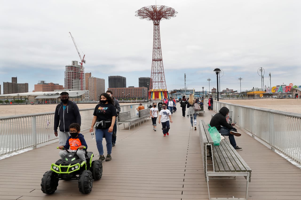 Un niño monta un vehículo eléctrico de juguete en el muelle de la playa de Coney Island durante el actual brote de coronavirus, el domingo 24 de mayo de 2020, en Nueva York.