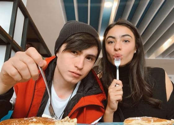 En el melodrama, son Gemma y Rodrigo, una joven pareja que parecía no tener mucho en común hasta que ella le ayuda a él a conectar con su lado romántico.