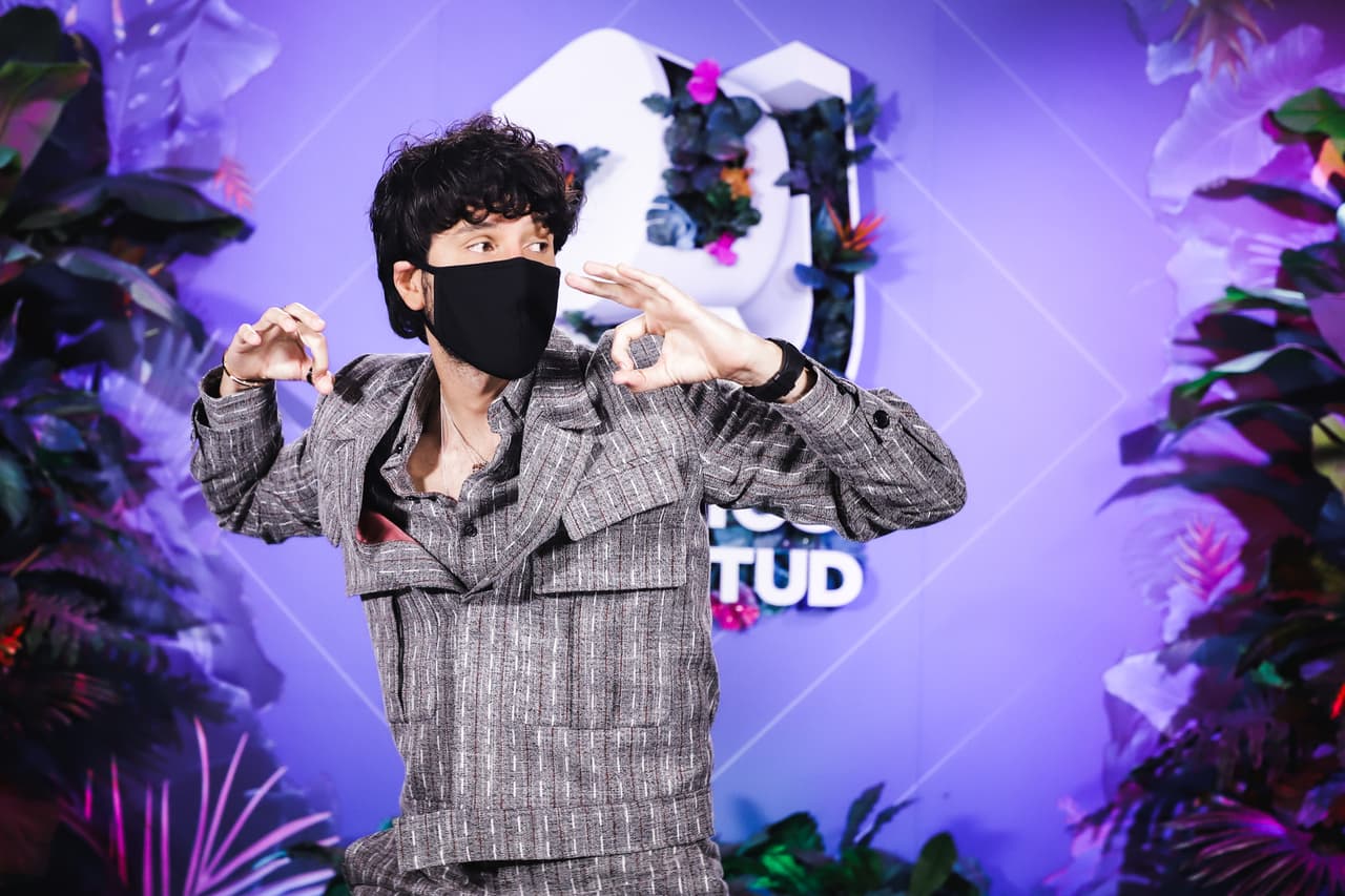 Sebastián Yatra quería cautivar al público en su primera vez como 'host' de la entrega de Premios Juventud.