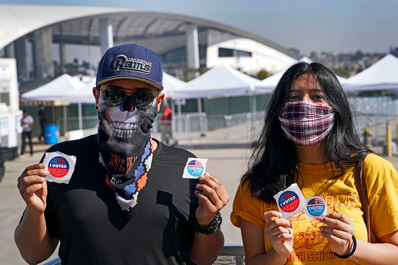 El popular y millonario estadio SoFi, casa del equipo de fútbol americano LA Rams, también se convirtió en centro de votación y recibió a los hermanos Yesualdo y Aileen Ramírez a depositar su voto por adelantado.