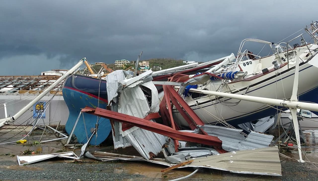 En esta escena tomada de un video, se pueden ver los daños provocados por el huracán Irma en St. Thomas, en las Islas Vírgenes Británicas. Irma ya había trazado una ruta de devastación por el norte del Caribe, dejando a miles de personas sin hogar tras destruir edificios y arrancar árboles.