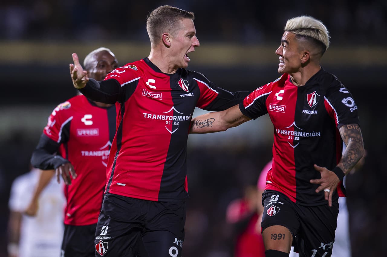 Con un cañonazo de Julio Furch en el primer tiempo, Atlas logra vencer de visita a los Pumas 0-1 y tomán una muy cómoda ventaja en las semifinales del futbol mexicano.