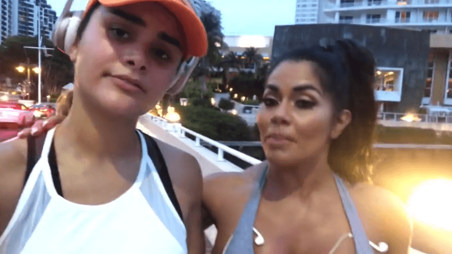 "Necesito tener los cuadritos como tú para Premios Juventud, que son en dos semanas", dijo Clarissa a Maripily en el video que publicó en su página de Facebook.