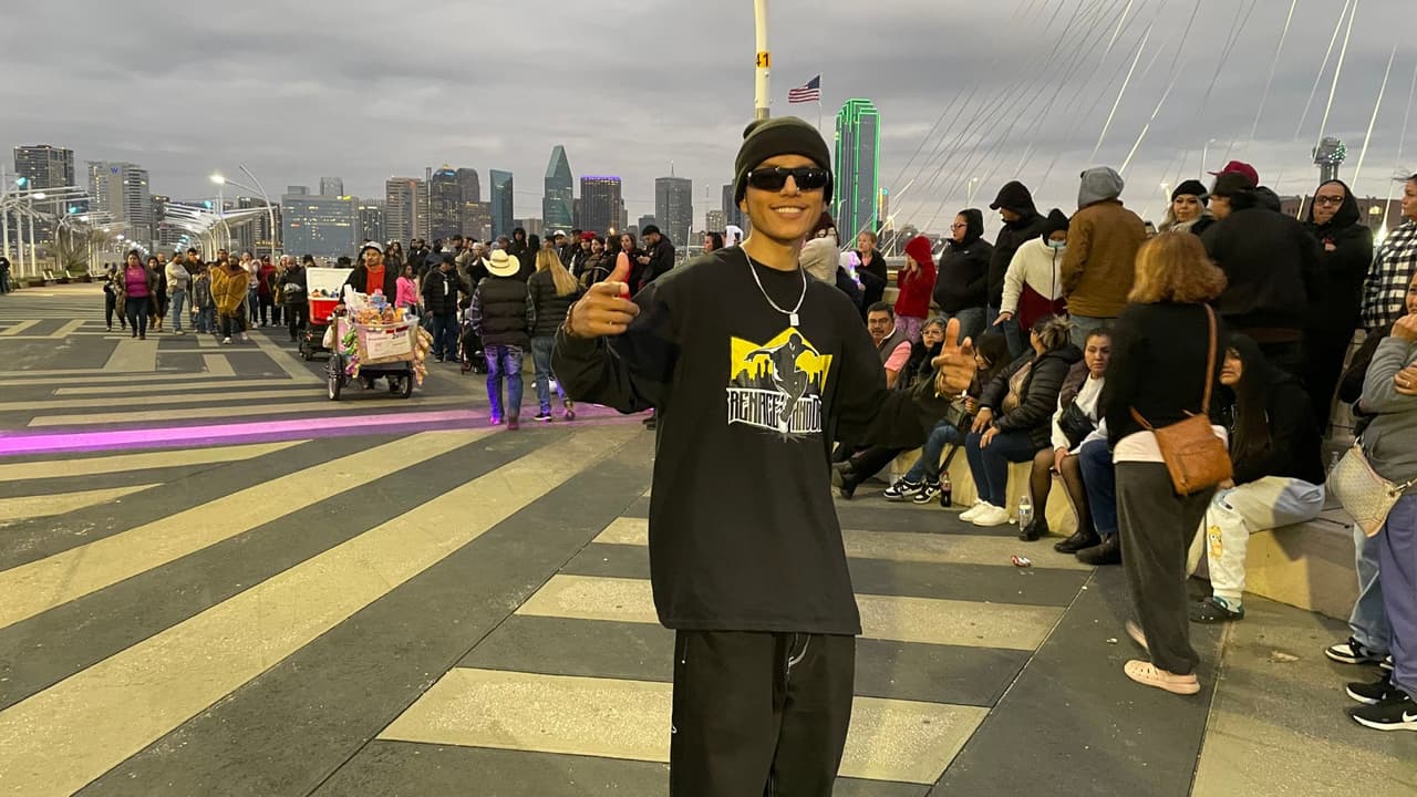 Con una pequeña bocina,
<b>Saúl Renovato bailaba cumbia con unos amigos en el puente Margaret Hunt</b>, en el centro de Dallas. El joven, originario de San Luis Potosí,
<b>dice que cada que baila cumbia recuerda a su padre y no se siente solo.</b>
<br>