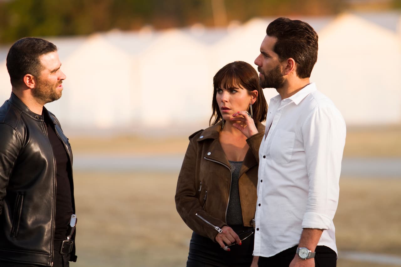 Yolanda estaba segura que su lugar estaba al lado de John y se entregó a él y sus negocios sin contemplaciones. Para su mala suerte, 
<b><a href="http://www.univision.com/series/la-piloto/alejandro-nones-es-oscar-lucio">Óscar</a></b> y 
<b><a href="http://www.univision.com/series/la-piloto/maria-fernanda-yepes-es-zulima-la-bruja">Zulima</a></b> se unieron para separarlos.