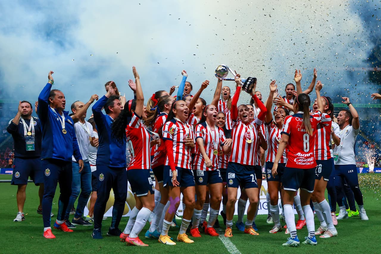 No se conforman. Las Chivas ganaron la Liga y ahora derrotaron a Rayadas para conquistar el Campeón de Campeones.