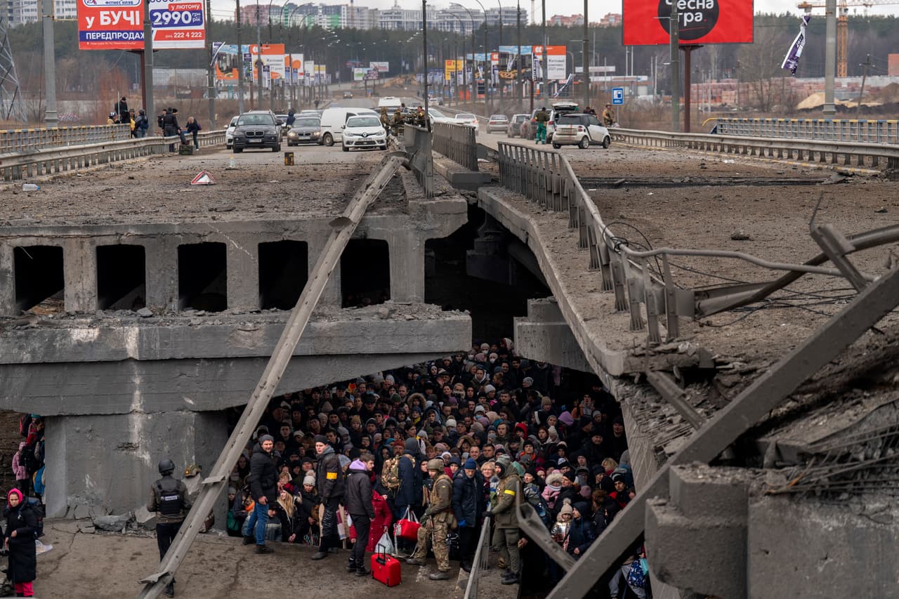 En la foto: Ucranianos se agolpan bajo un puente destruido mientras intentan huir cruzando el río Irpin en las afueras de Kiev, el sábado 5 de marzo.
<br>
<br>Las tropas rusas atacaron zonas civiles en diferentes ciudades de Ucrania, incluida la capital, Kiev. 
<br>
<br>
<br>
<br>