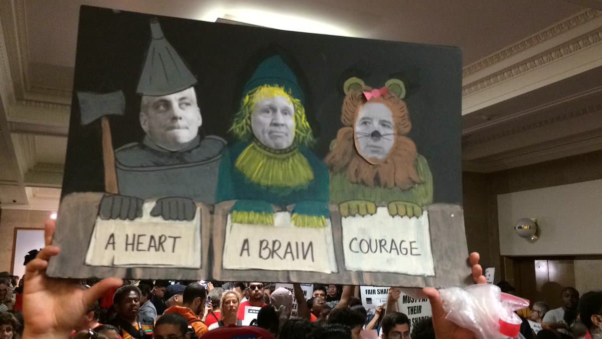 Decenas de maestros de CPS y miembros de CTU salen a marchar por las calles de Chicago