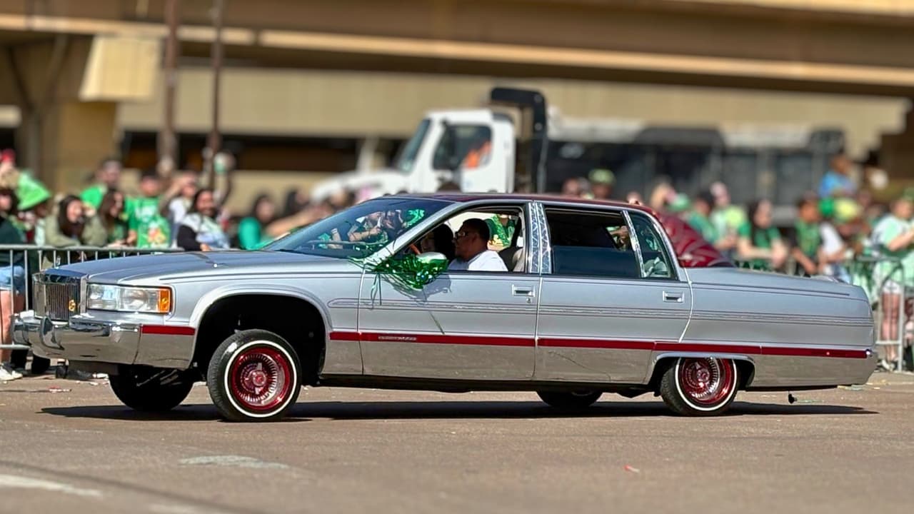 El Festival del Día de San Patricio en Dallas demostró que 
<b>los lowriders no solo embellecen las calles con su estética llamativa, sino que también celebran la diversidad y la herencia cultural de la ciudad</b>. Y la próxima vez que veas uno de estos autos deslizándose por Oak Cliff, Fort Worth o cualquier rincón de Texas, ya sabrás que 
<b>detrás de su brillo hay toda una historia que contar.</b>
