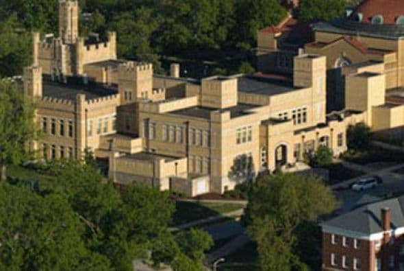 Southern Illinois University: Carbondale - Número de Estudiantes: 19,817 - Crímenes violentos: 26 - Violación: 6 - Robo: 12 - Asalto con agravantes: 8 - Delitos contra la propiedad: 372 (Data del FBI del año 2012)