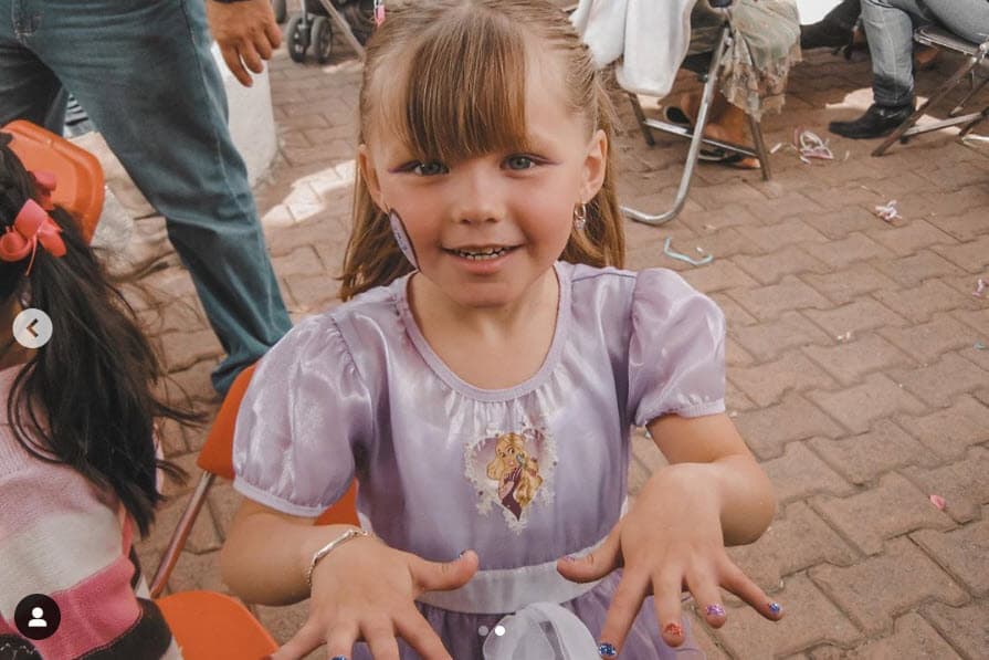 También ha publicado emotivos reencuentros con sus compañeros de 
<b><a href="https://www.univision.com/programas/novelas/asi-se-ven-los-ninos-de-mi-corazon-es-tuyo-actualmente-fotos#fba724d30000" target="_blank">elenco de Mi Corazón Es Tuyo</a></b>, como ocurrió en septiembre de 2018.