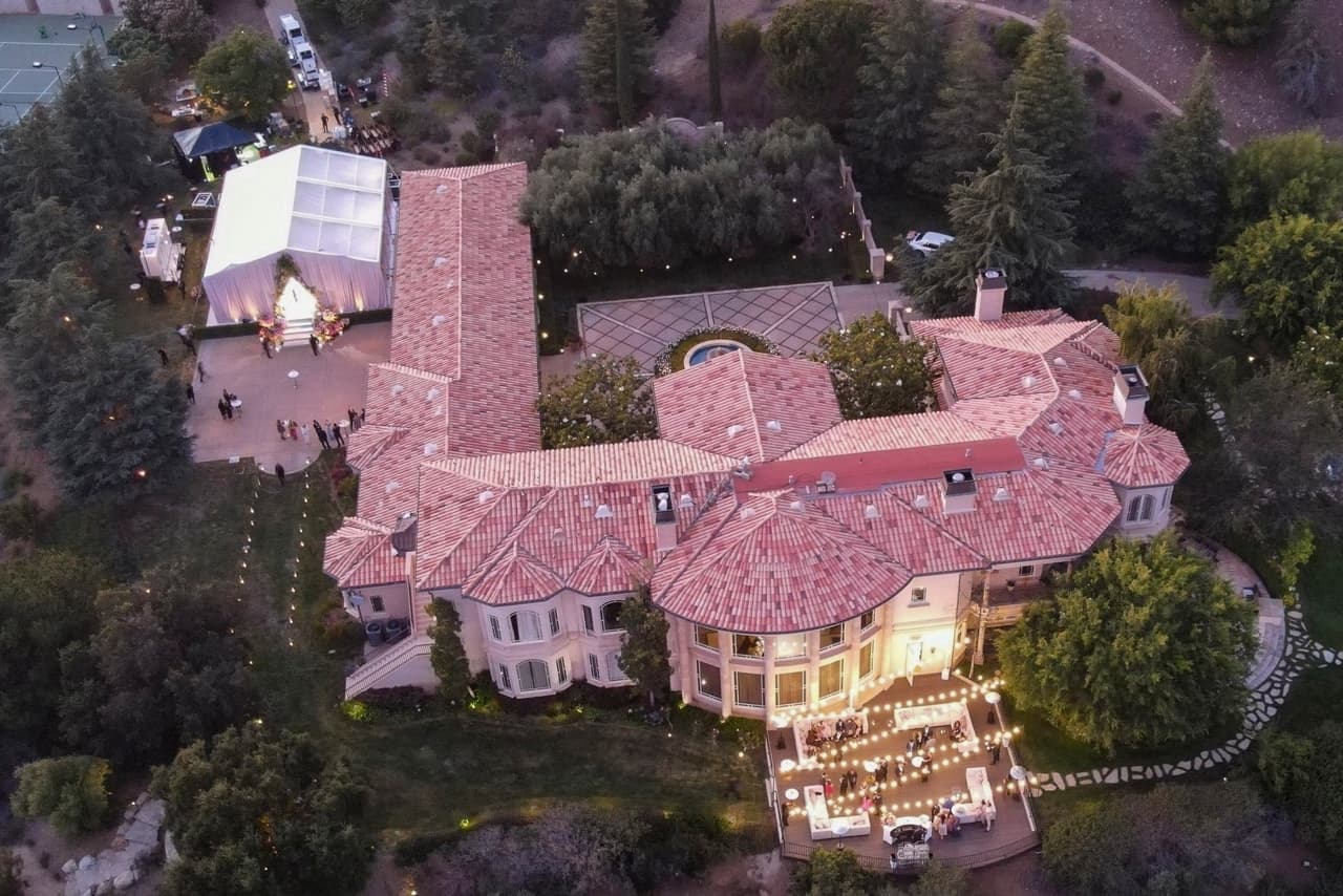 En la parte central de la propiedad, sillones y mesitas tipo cóctel conformaron la parte exterior de la boda de la cantante. En la noche, esta zona fue iluminada con focos que le dieron un toque bastante romántico a la velada.