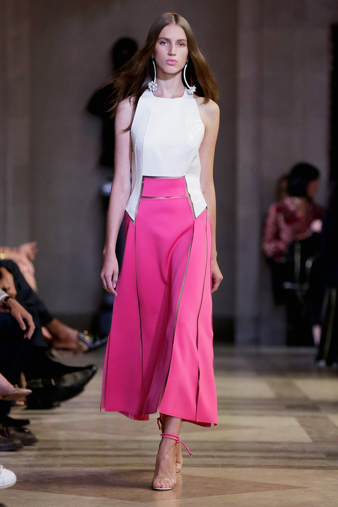 Checa otros diseños que nos impactaron en esta pasarla y que concentran lo mejor de las tendencias para la primera mitad del 2016.