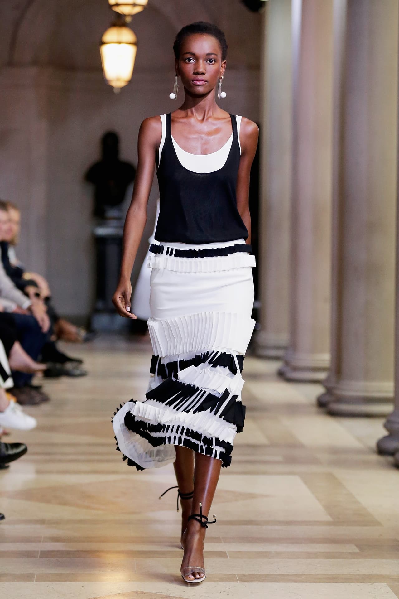 Checa otros diseños que nos impactaron en esta pasarla y que concentran lo mejor de las tendencias para la primera mitad del 2016.