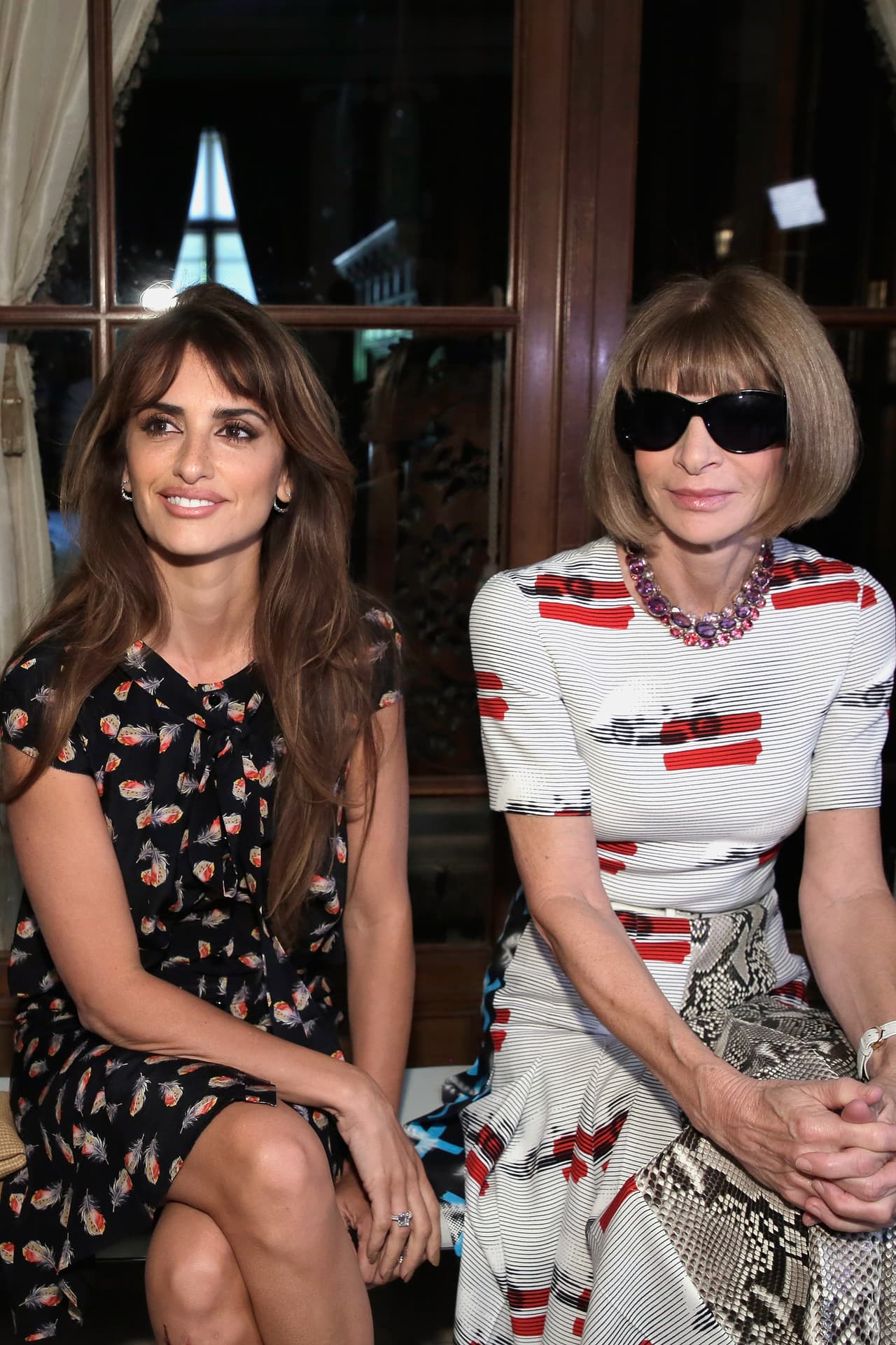 Y estuvo al lado de Wintour, quien no se perdió ni un sólo movimiento de la esperada colección.