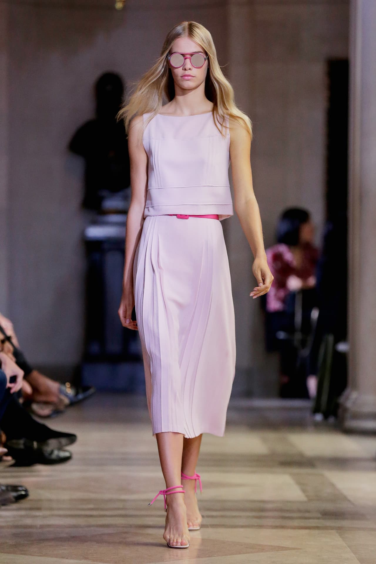 Al igual que cinturones delgados y joyería sencilla, pero de gran tamaño.