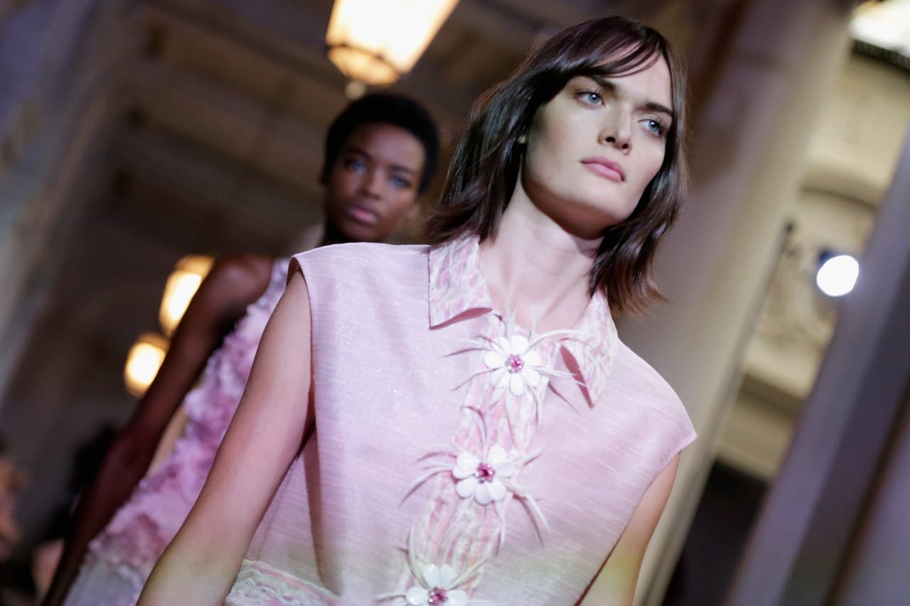 Sin olvidar que el cabello va a tono en simplicidad.