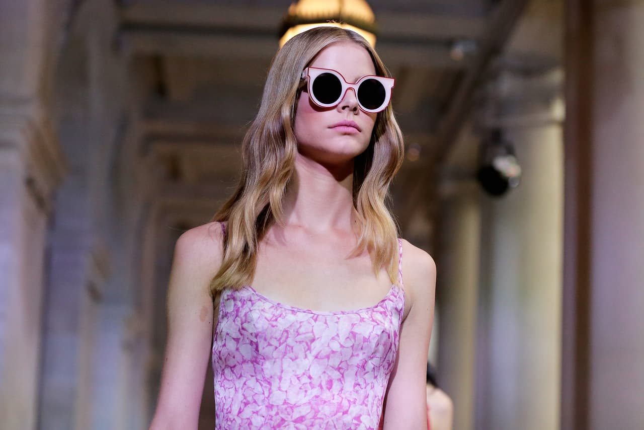 Además de las prendas, la diseñadora nos mostró que otra tendencia del 2016 será el maquillaje simple y con los mismos tonos rosados.