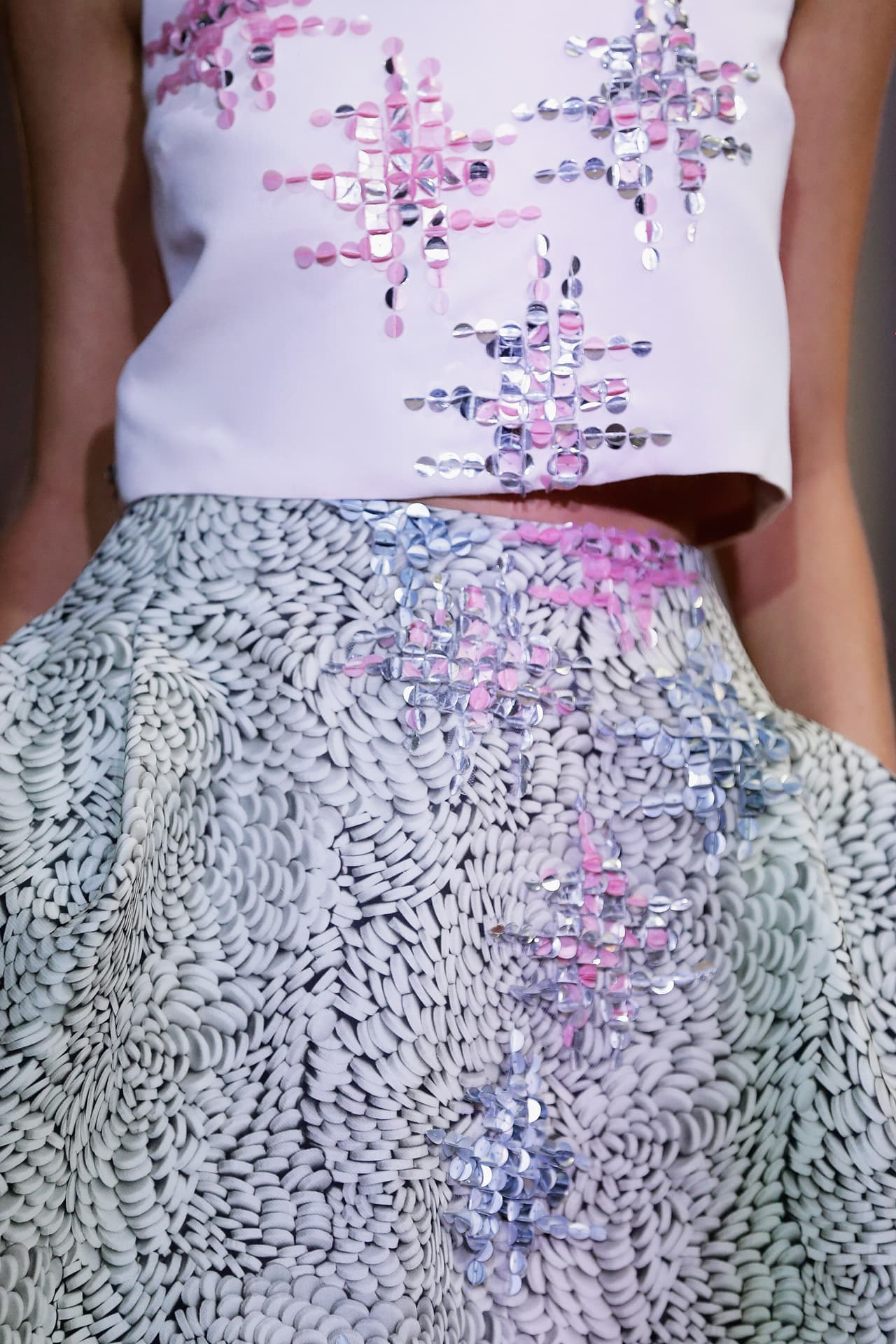 Si quieres dejar que los diseños se lleven el protagonismo, tendrás que evitar peinados exagerados y maquillajes escandalosos.