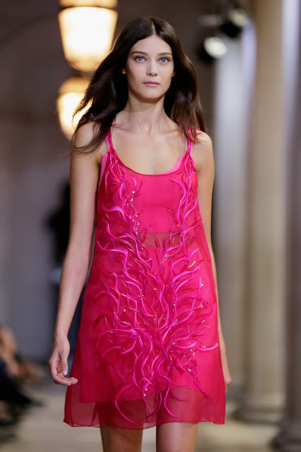 También hicieron su aparición los diseños en fucsia, un tono intenso que resalta en cualquier prenda.