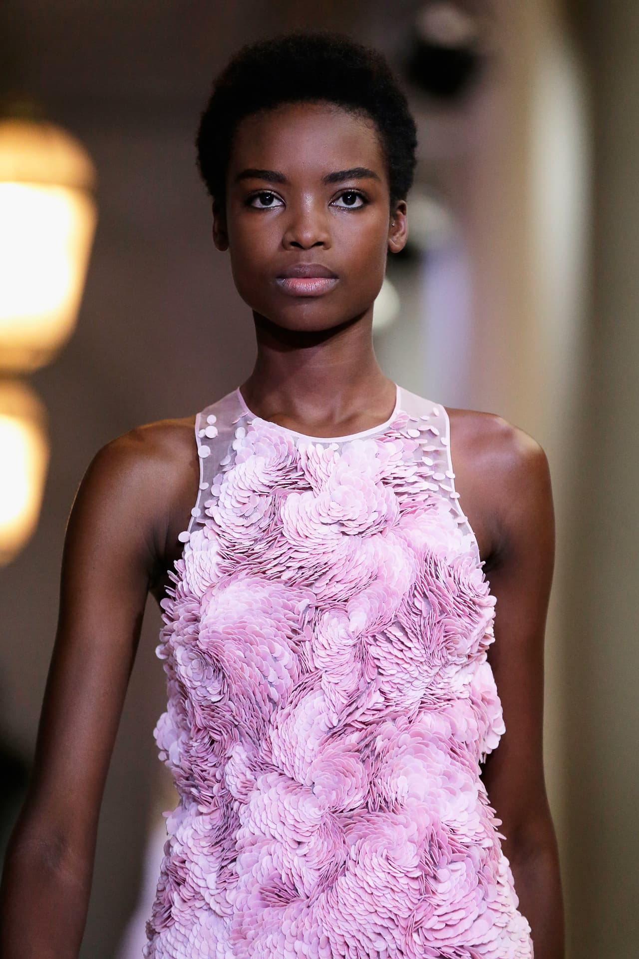 ¡Nada hay más femenino que caminar sintiéndote vestida por las flores!