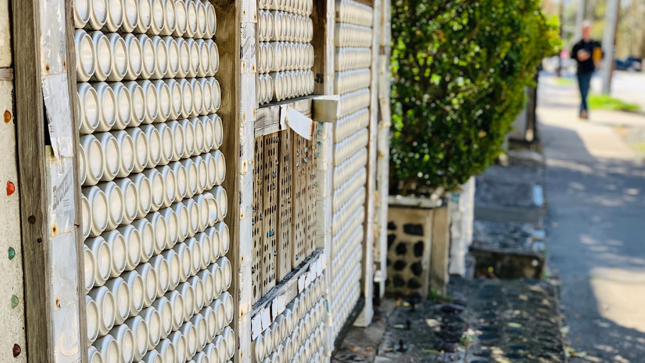 John Milkovisch sufrió un derrame cerebral severo en 1987 y falleció en febrero de 1988. Después de la cremación, sus cenizas fueron esparcidas en su amada casa de latas de cerveza.